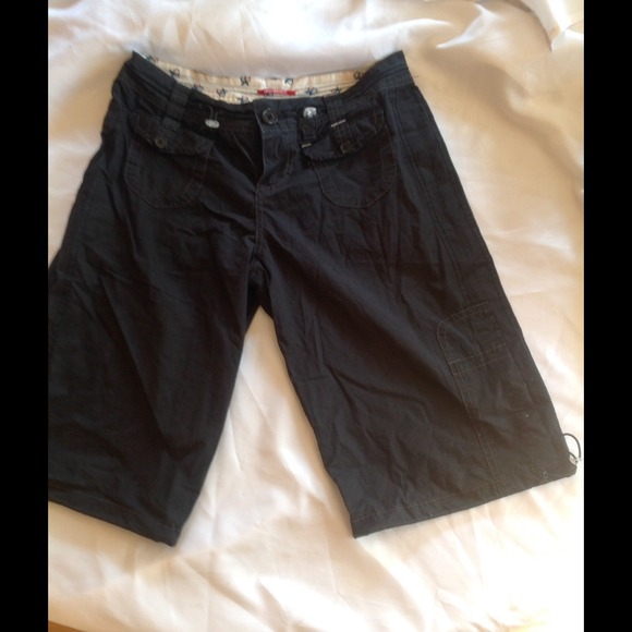 Black parachute type Capri