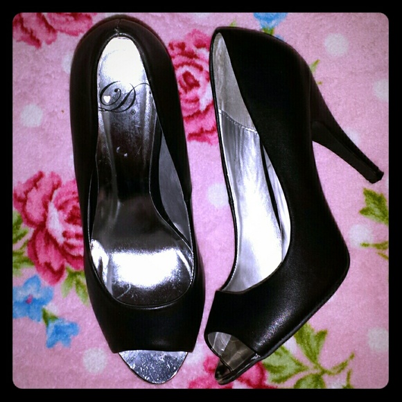 Black peep toe pumps