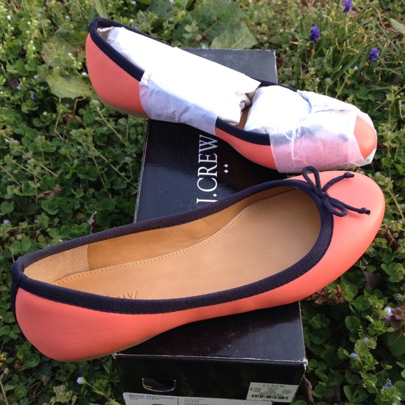 ⭐️SOLD⭐️Women's j. Crew classic trim ballet flats - Picture 2 of 4