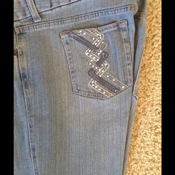Denim Jeans with Blue Pocket Design - Picture 2 of 4
