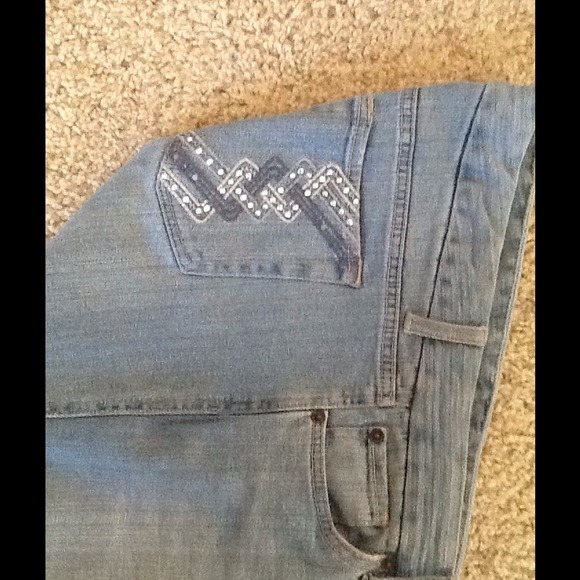 Denim Jeans with Blue Pocket Design - Picture 3 of 4