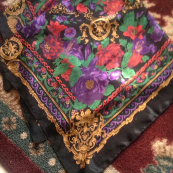 Pretty scarf - Picture 3 of 4