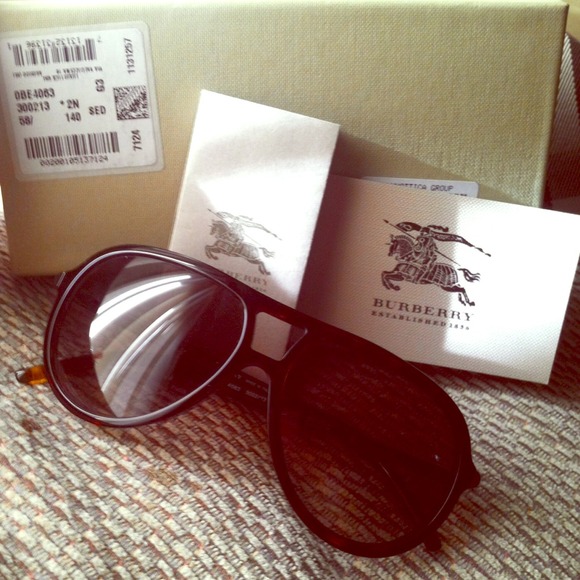 🎉🎉🎉SOLD🎉🎉🎉Burberry Aviators