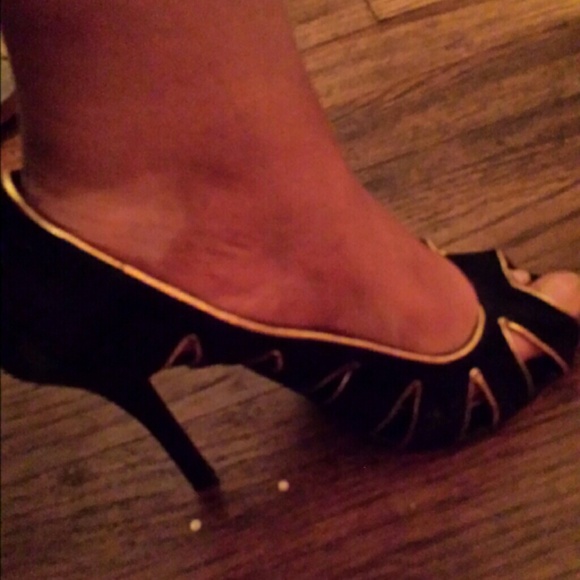 Black shoe with gold trim! - Picture 1 of 1
