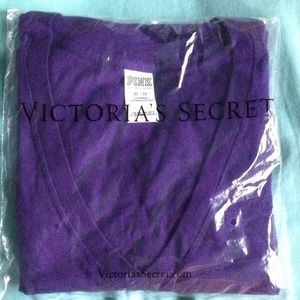 NWOT VS PINK Essential V-Neck Tee