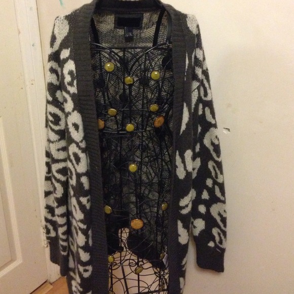 ❌❌SOLD❌❌Gray and White Forever 21 Cardigan - Picture 1 of 3
