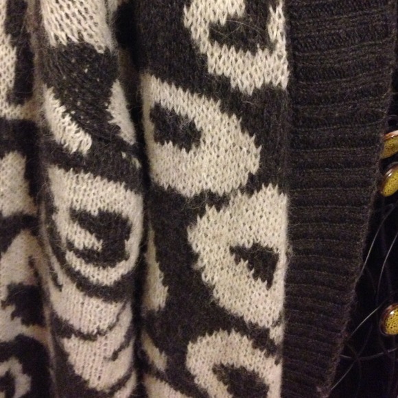 ❌❌SOLD❌❌Gray and White Forever 21 Cardigan - Picture 2 of 3