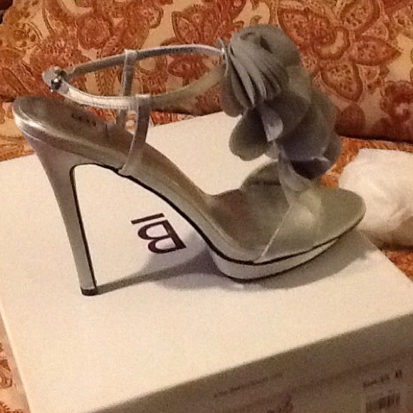 Silver shoes Elegant and Beautiful. - Picture 2 of 4