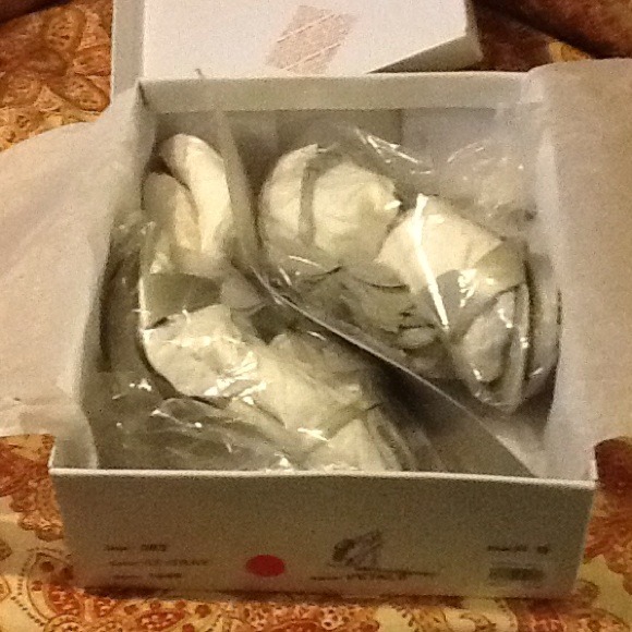 Silver shoes Elegant and Beautiful. - Picture 4 of 4