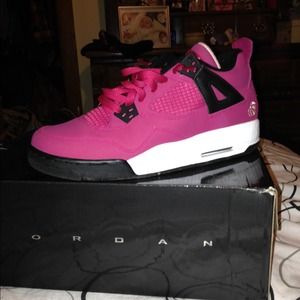 Jordan retro 4 cherry size 7y