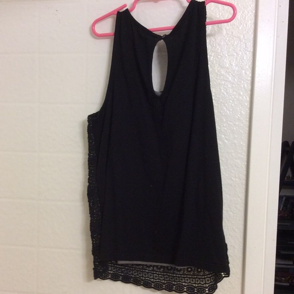 ❌Sold on vinted❌ Black and cream Crochet like tank - Picture 3 of 3