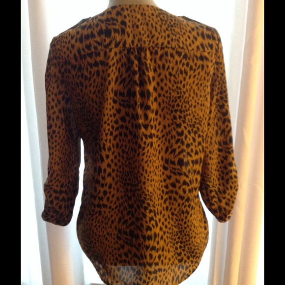 ๐ซDONATED๐ซ ANIMAL PRINT TOP - Picture 2 of 4