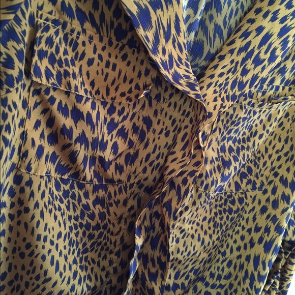 ๐ซDONATED๐ซ ANIMAL PRINT TOP - Picture 3 of 4