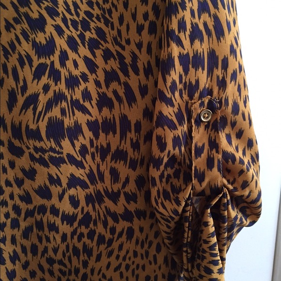 ๐ซDONATED๐ซ ANIMAL PRINT TOP - Picture 4 of 4