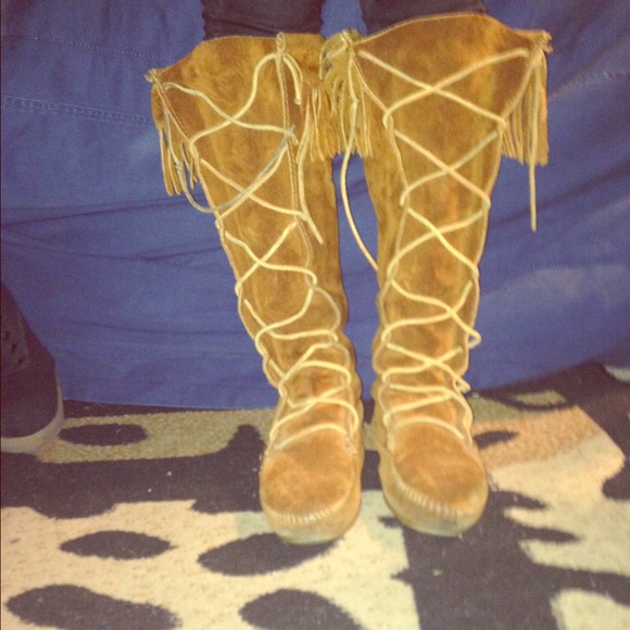 Minnetonka Moccasin high top size:5