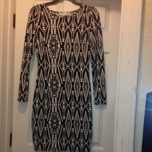 A black and white dress ! Never being worn.