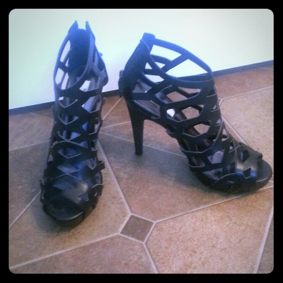 Vera Wang black heels size 7 1/2