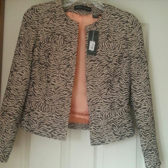 Beautiful never been worn Dana Buchman blazer.
