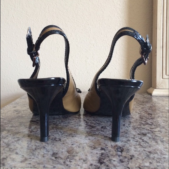 SOLD✨B1G1 FREE✨ Bandolino Tan Black Cap Toe Heels - Picture 3 of 4