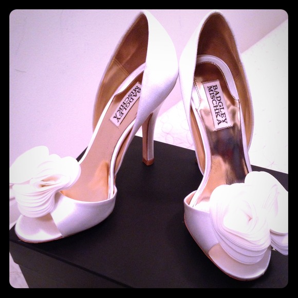 Budgley Mischka white silk shoes