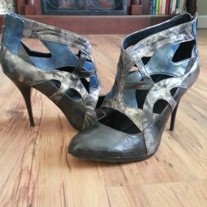 NEW LISTING! multi colored metallic pumps