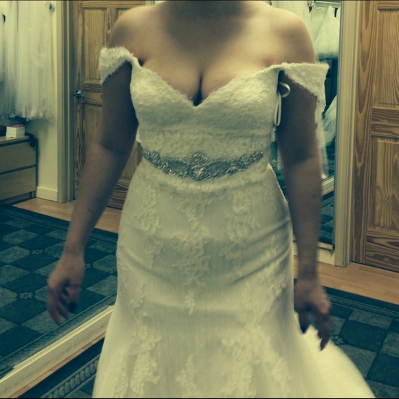 Wedding dress - Picture 2 of 4