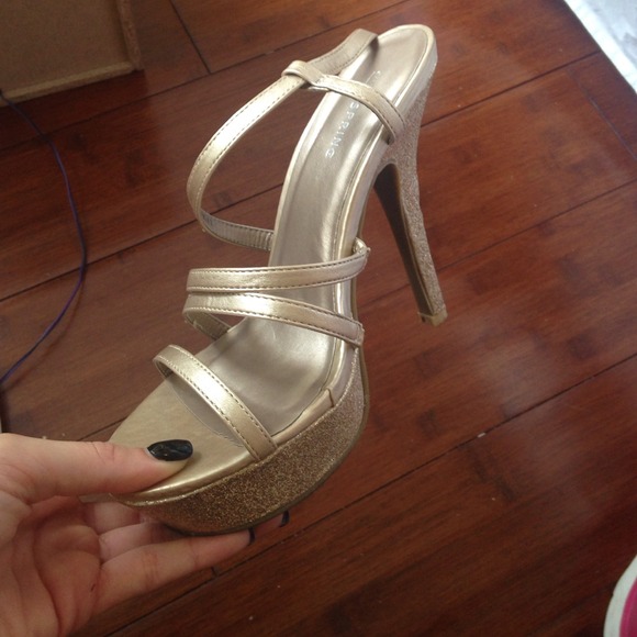 Aldo Gold heels Size 7