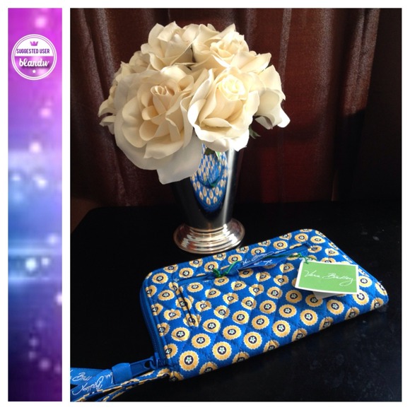 Vera Bradley Handbags - 🎉HOST PICK🎉 Vera Bradley zip around wallet. NEW!