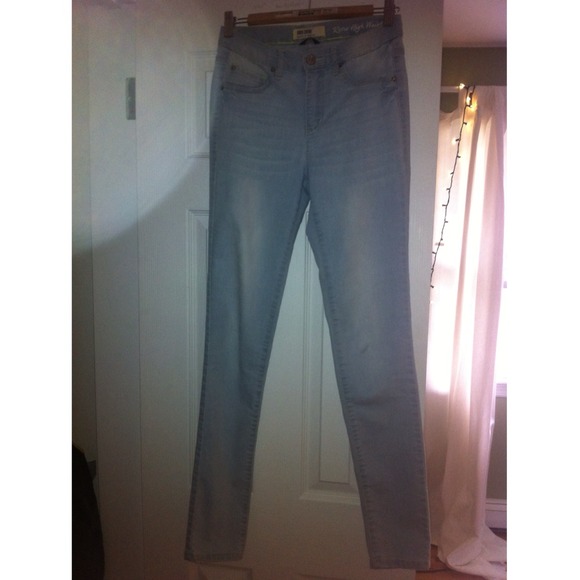 High waisted light wash jeans