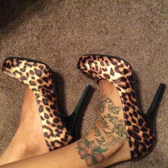 Leopard Print Pumps - Picture 2 of 4