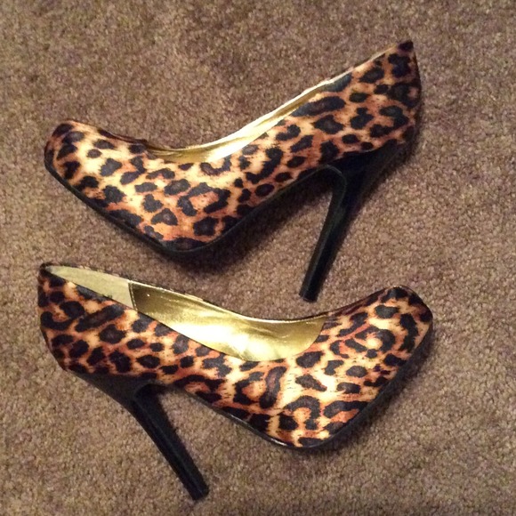 Leopard Print Pumps - Picture 3 of 4