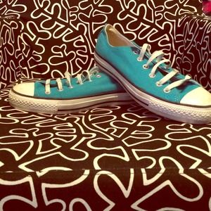 Teal blueish low top converse