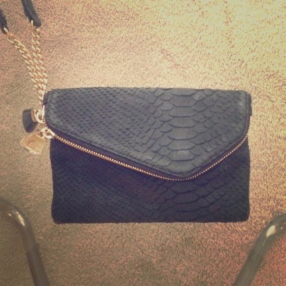 SOLD❌Clutch purse with wristlet