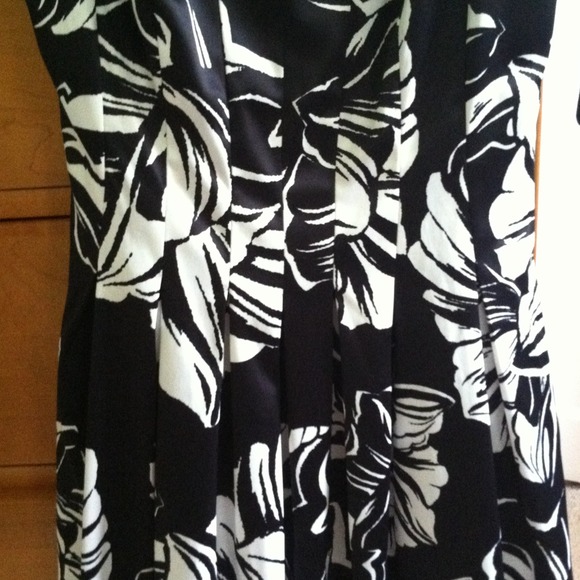 White House Black Market Dress - Picture 3 of 4