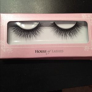 ⛔️SOLD⛔️House of lashes.