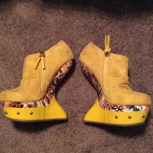 Yellow mustard wedge front heel