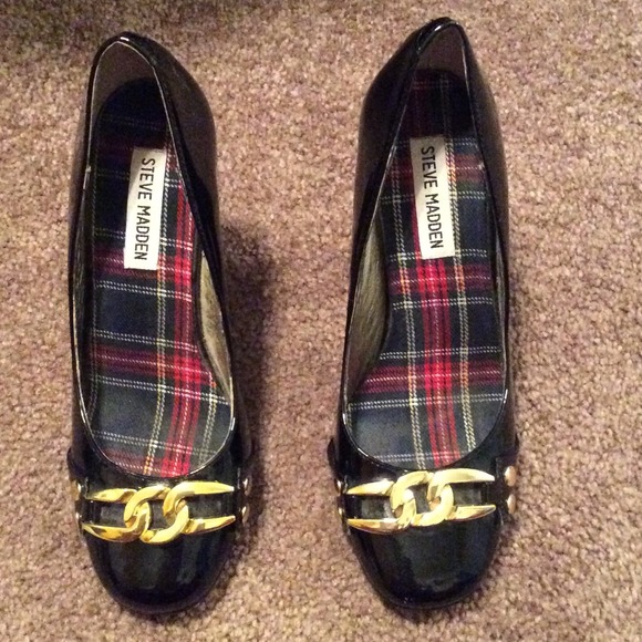 Black chain pumps