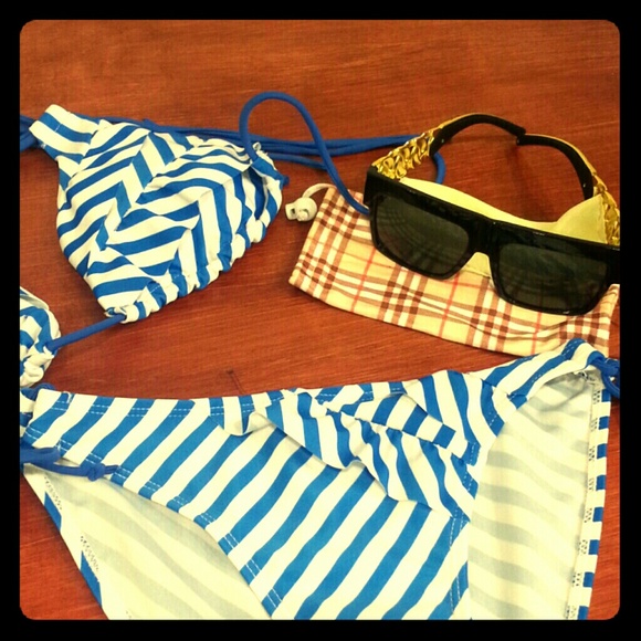 ♥HOST PICK!!♥Black and gold sunglasses