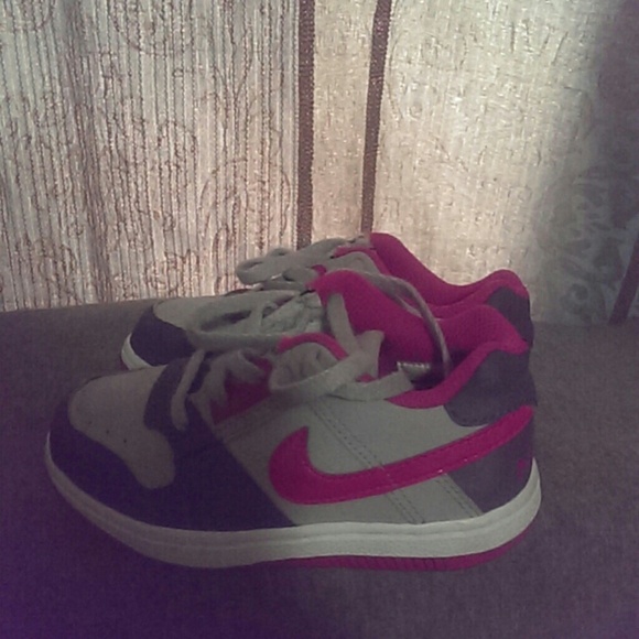 Girls kids pink nike sneakers - Picture 1 of 3