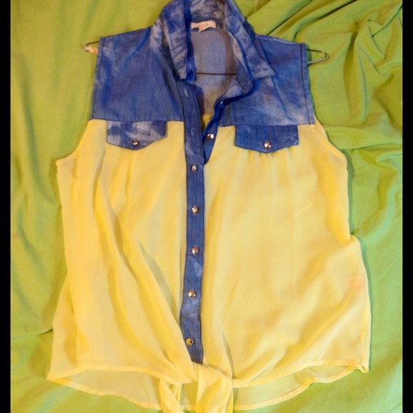 Cute top w/ tie at bottom ✨💥🌟