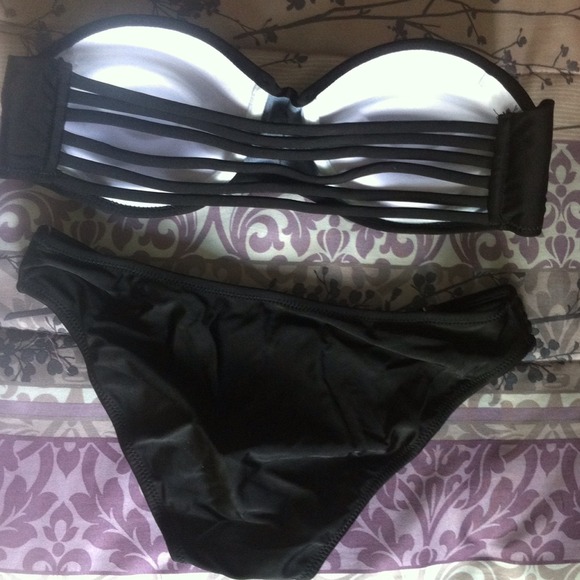 Strappy black swimsuit - Picture 2 of 3