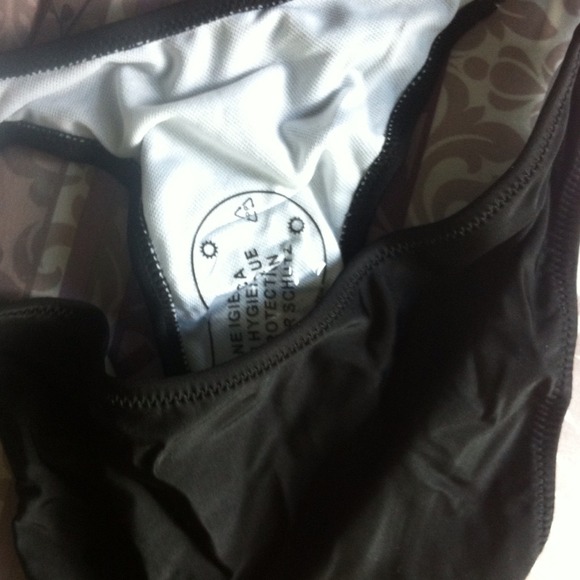 Strappy black swimsuit - Picture 3 of 3