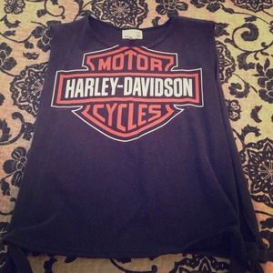 Urban renewal tee NWOT slits on sides