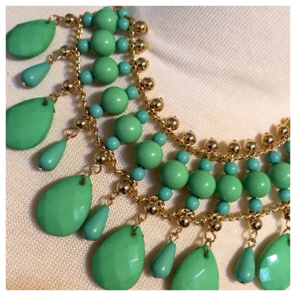 Stunning dropped necklace - Picture 2 of 3