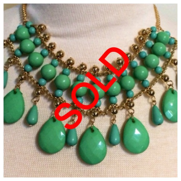 Jewelry - Stunning dropped necklace