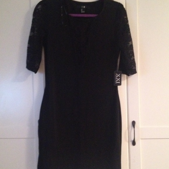 Short length dress 3/4 sleeves with lace.