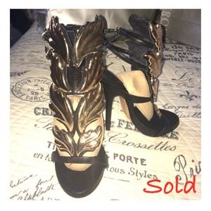 ⛔️✋Traded✋⛔️Zigi Soho Barrette heels