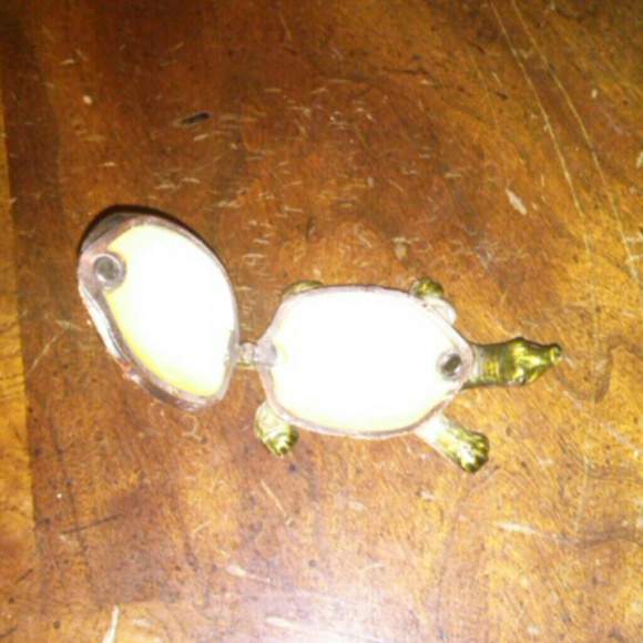 Tiny turtle with an openable shell - Picture 2 of 2