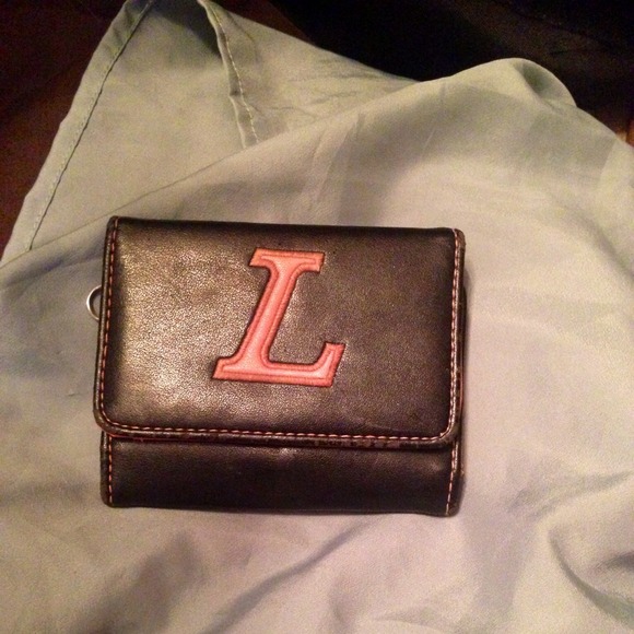 Black leather wallet with light pink "L"