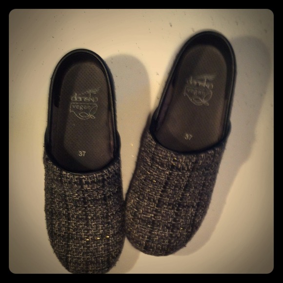 Cute pair of vegan danskos!!~SOLD